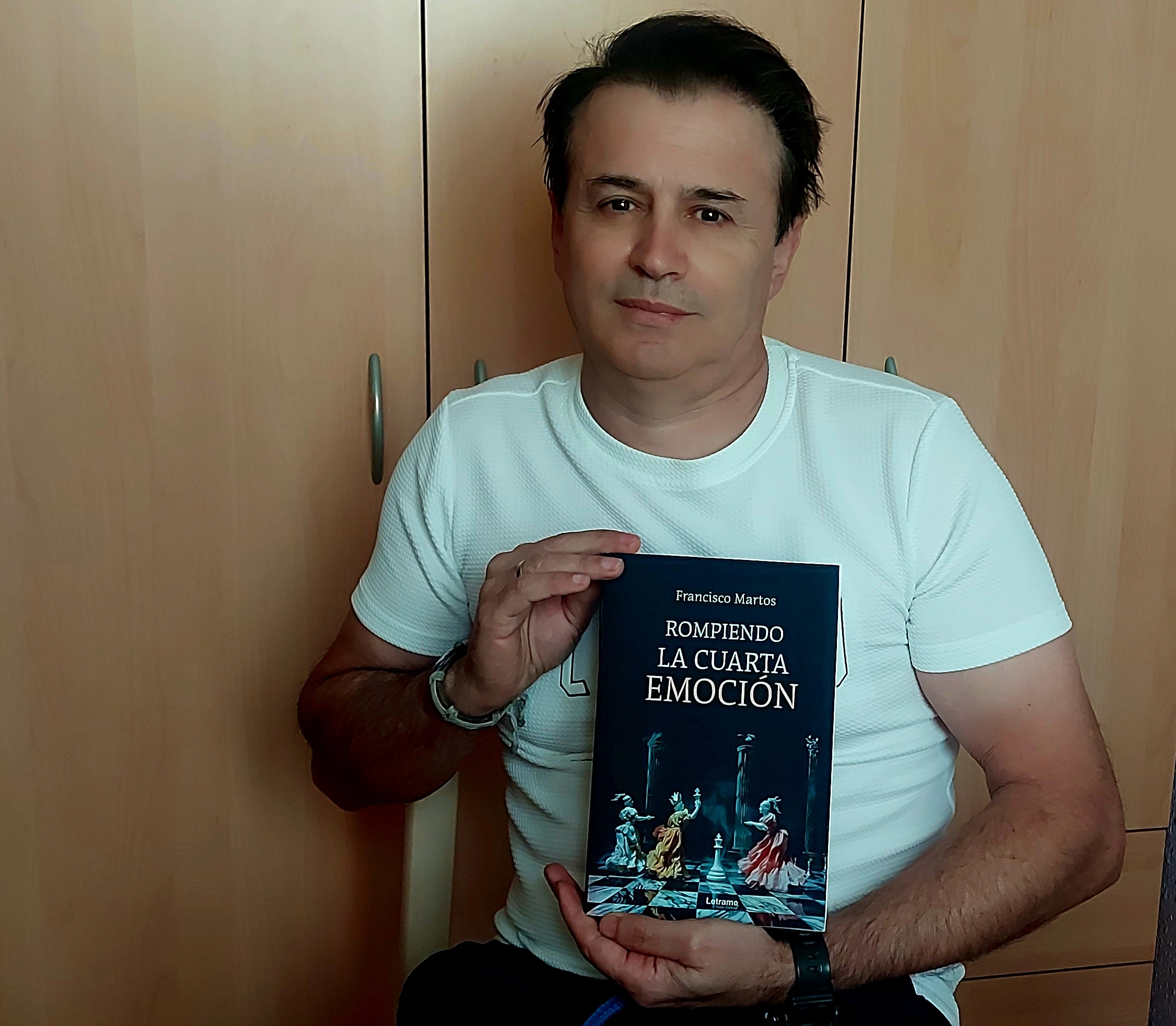 Francisco Martos Luque irrumpe en el mundo literario con una ópera prima diferente y cautivadora