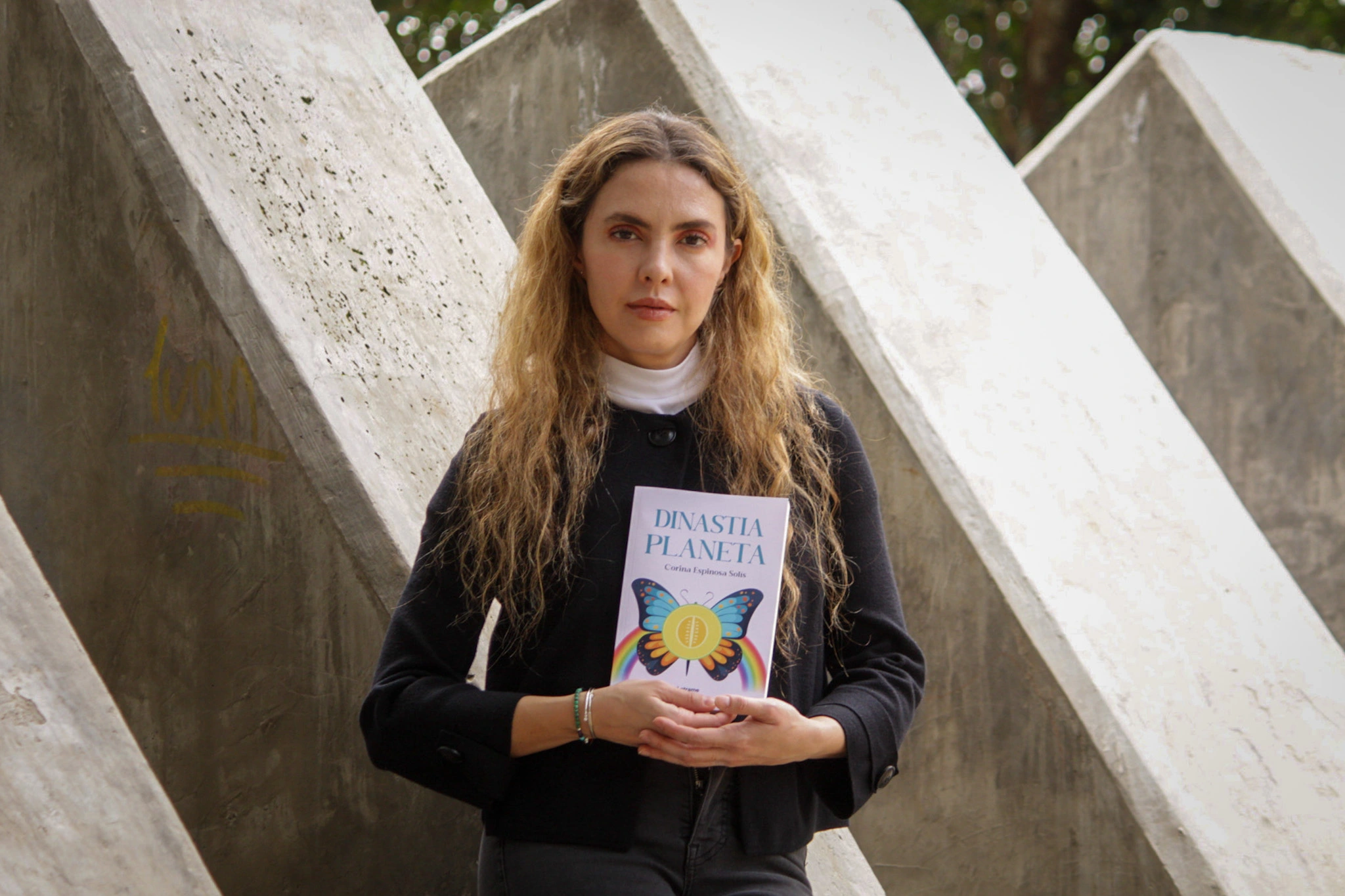 Corina Espinosa Solís presenta Dinastía planeta: fantasía juvenil con conciencia social